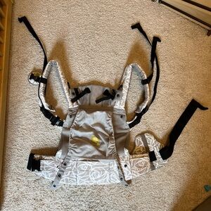 Lillebaby Carrier – Excellent Condition 🍼✨